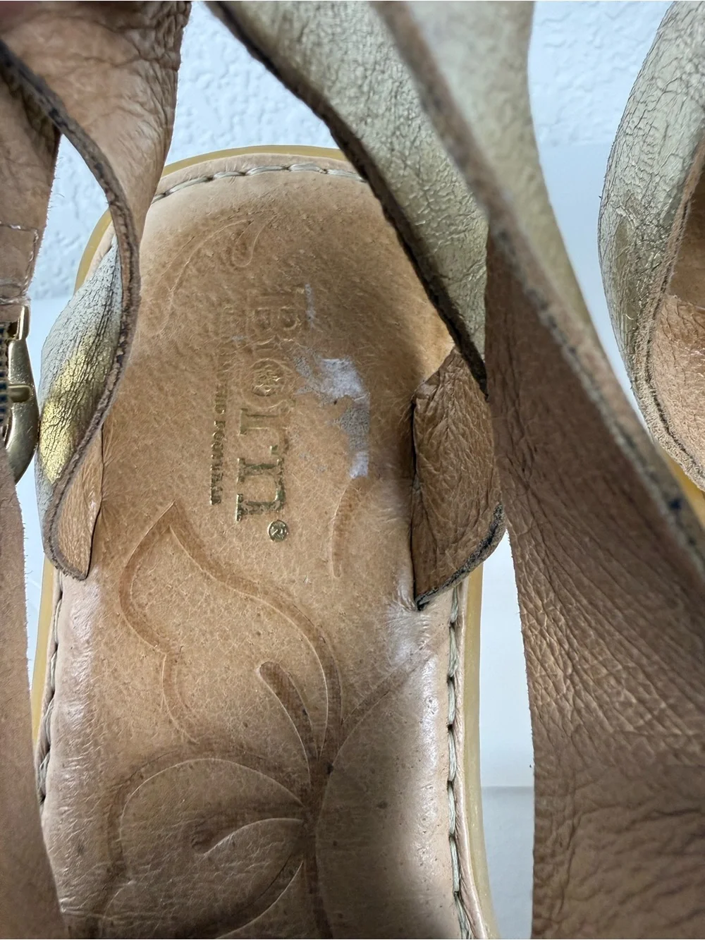 Born | F25510 | Metallic Gold Leather Crisscross Sandals | Ankle Strap | Size 7